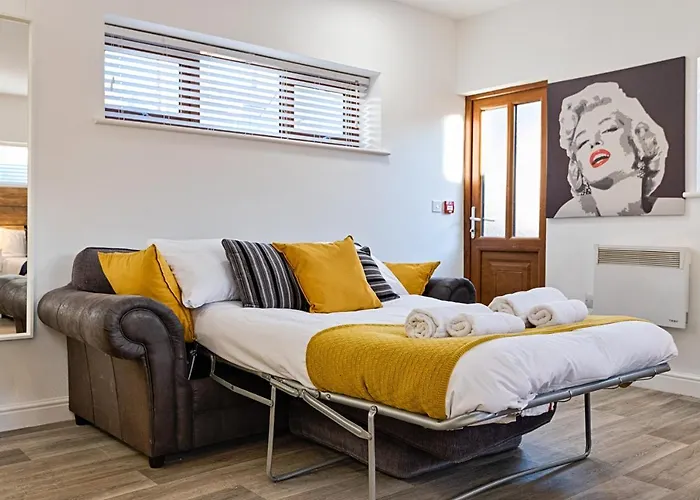 En-Suite, Parking, Fully Equipped Kitchen!