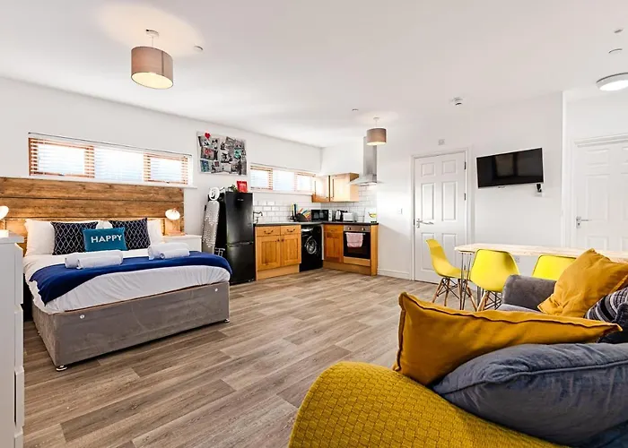 En-Suite, Parking, Fully Equipped Kitchen!