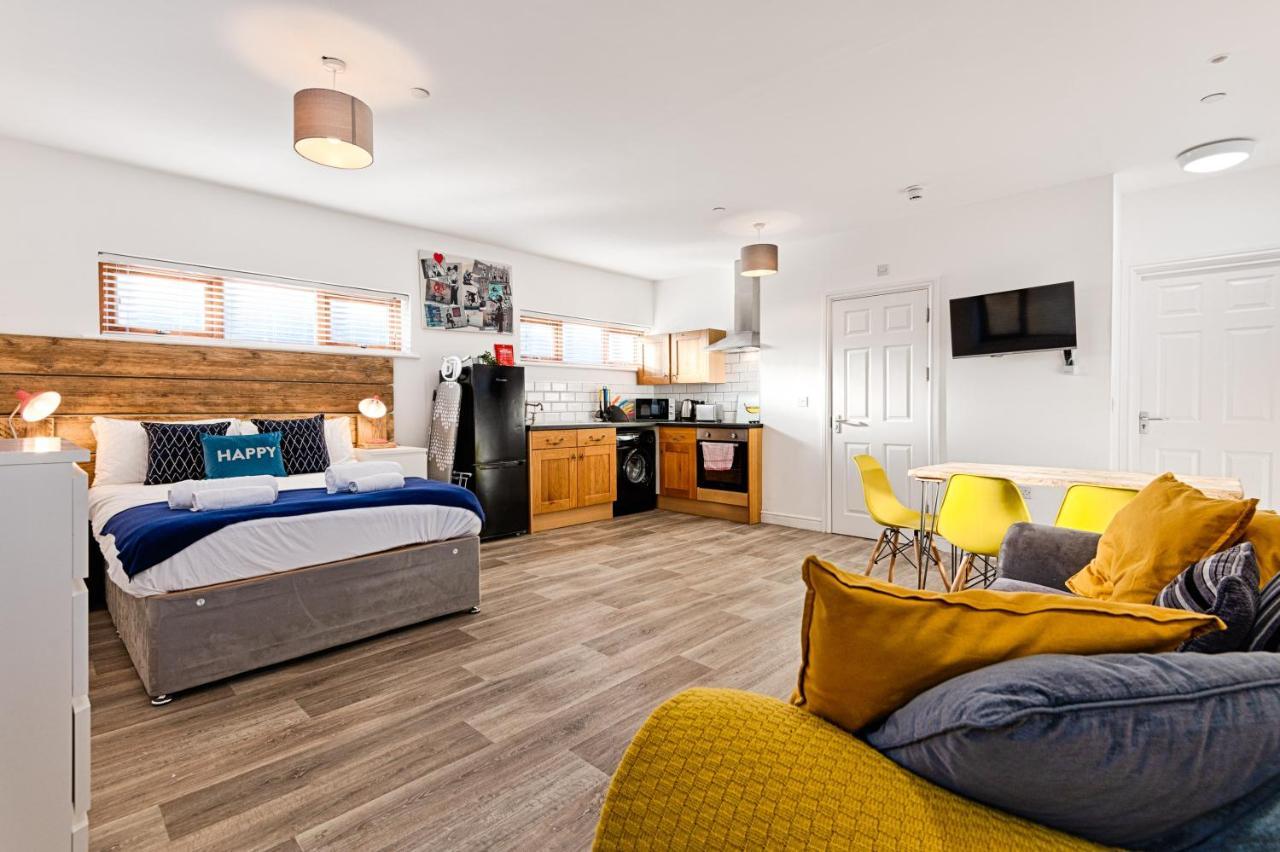 En-Suite, Parking, Fully Equipped Kitchen!